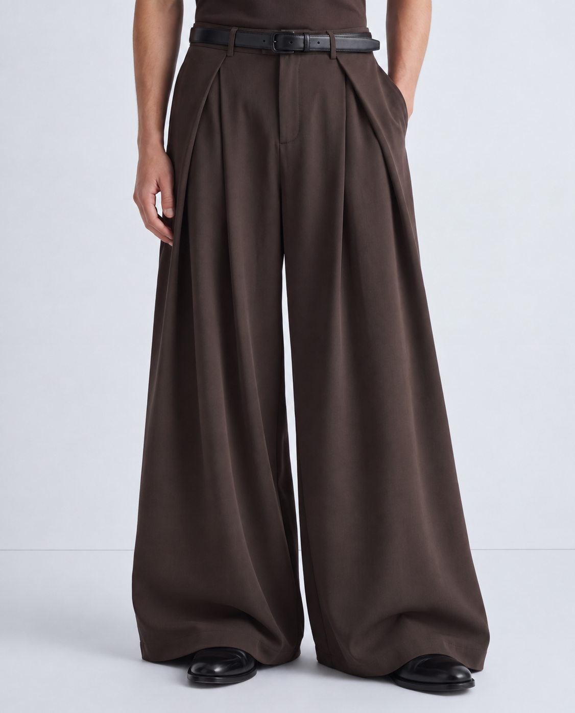 Pantalone wide leg marrone con pinces indossato