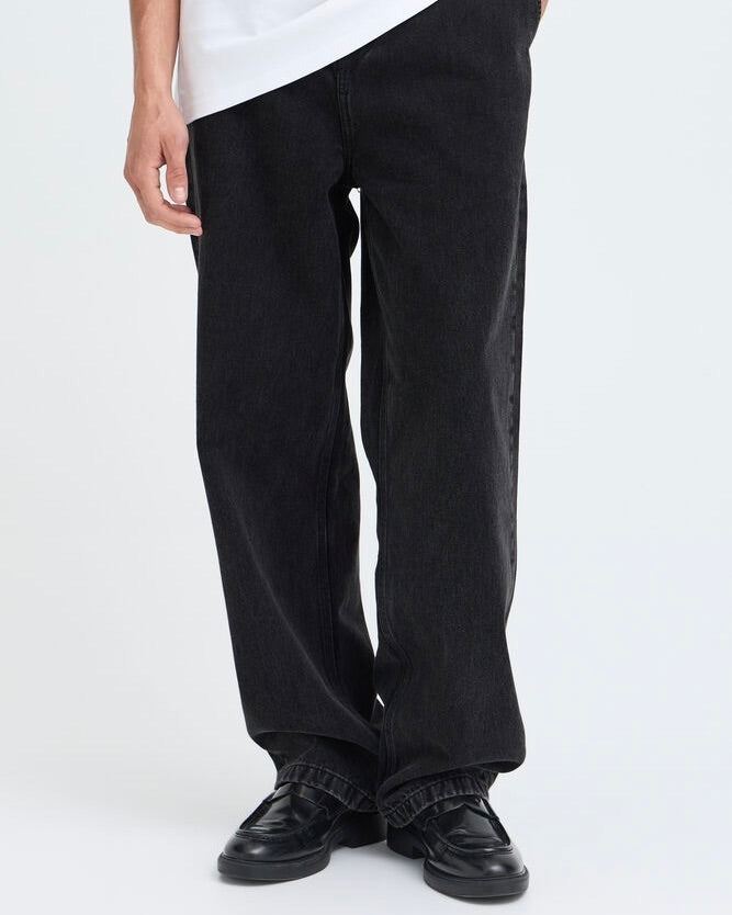 Jeans baggy nero slavato indossati vista frontale