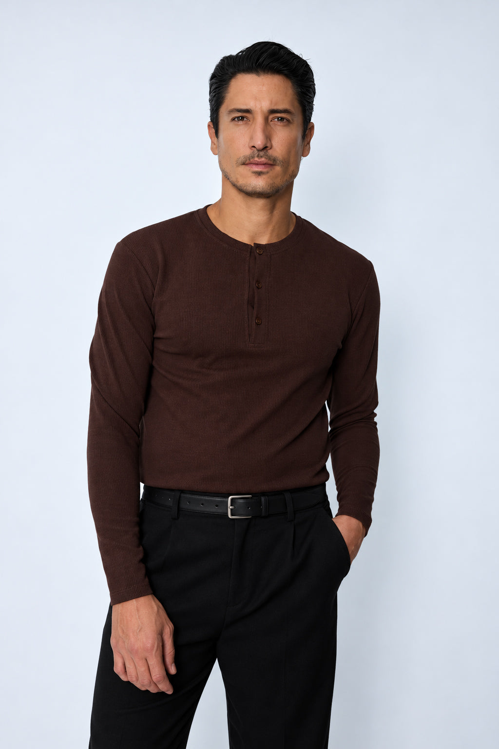 Maglia Serafino marrone indossata