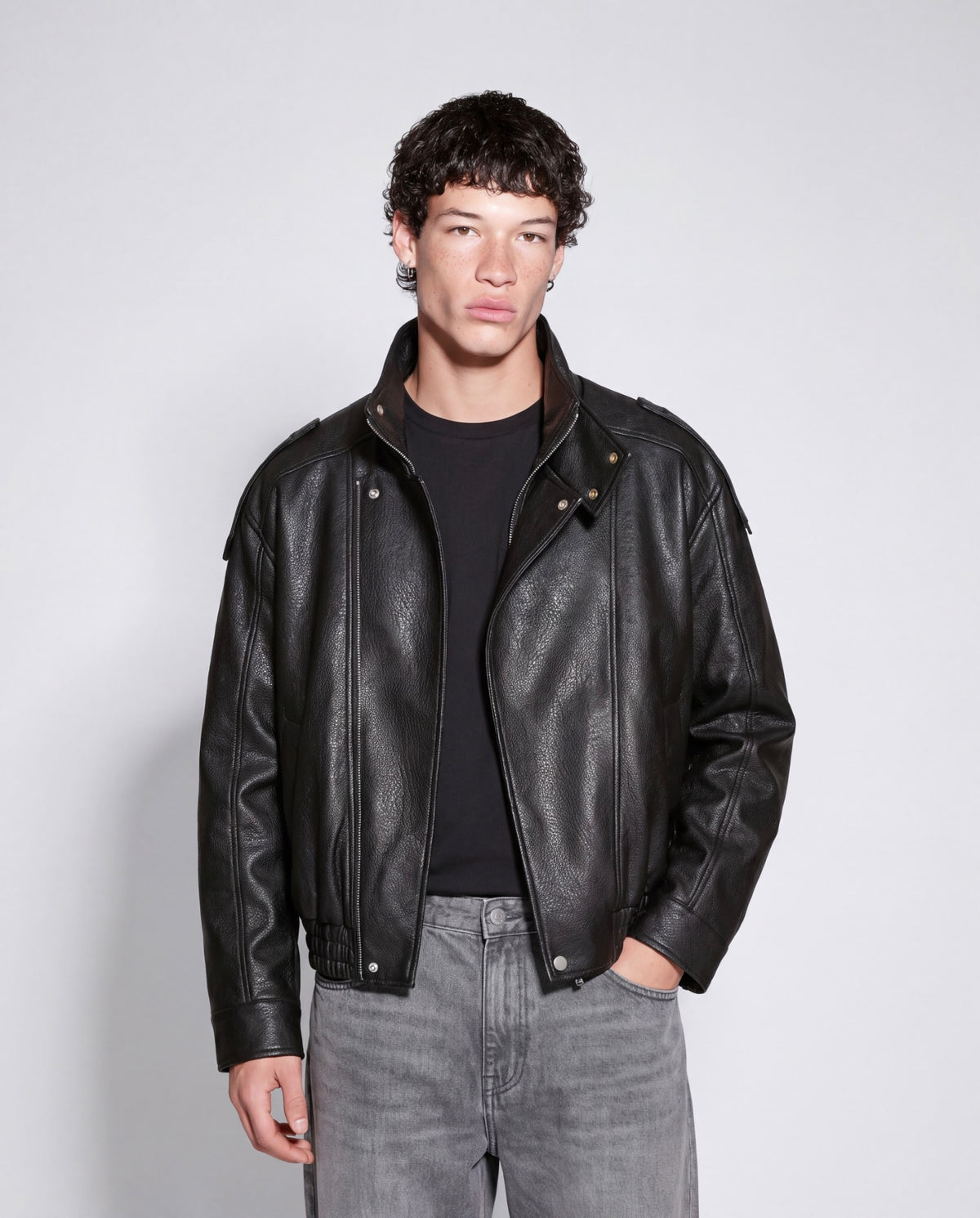 Giacca oversize in ecopelle nera - indossata frontale