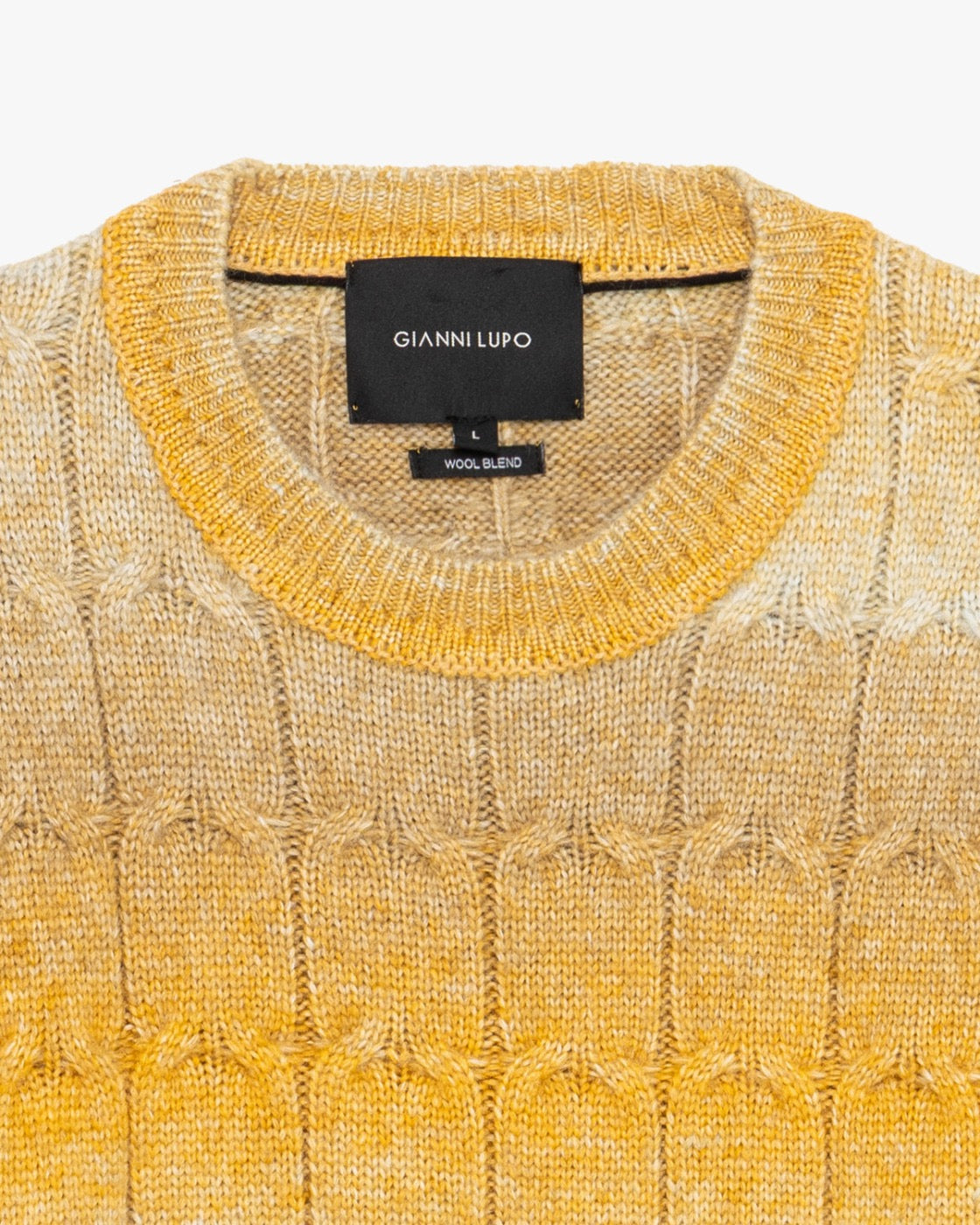 Dettaglio girocollo e etichetta Gianni Lupo del maglione giallo