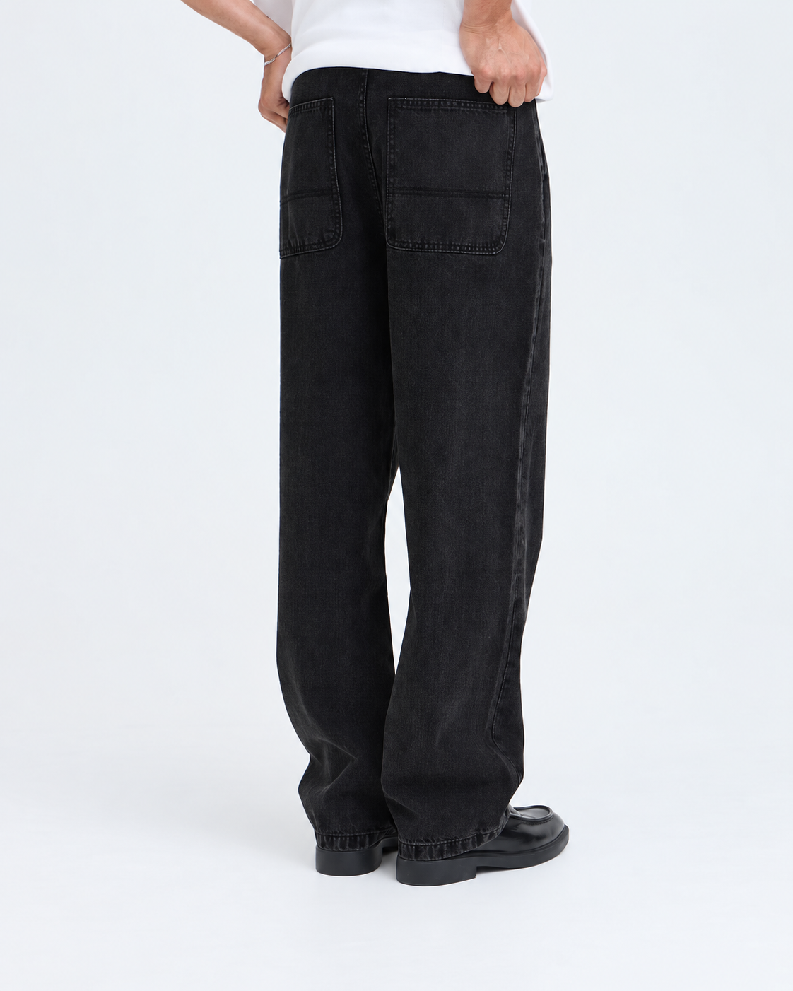 Jeans baggy nero slavato indossati vista posteriore