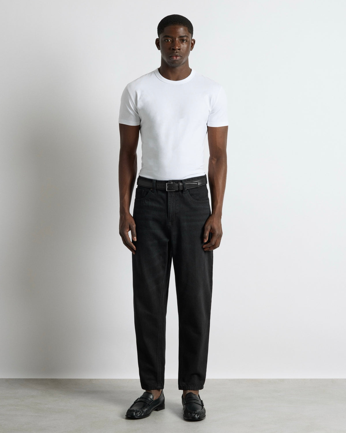 Jeans carrot fit nero leggermente slavato vista frontale