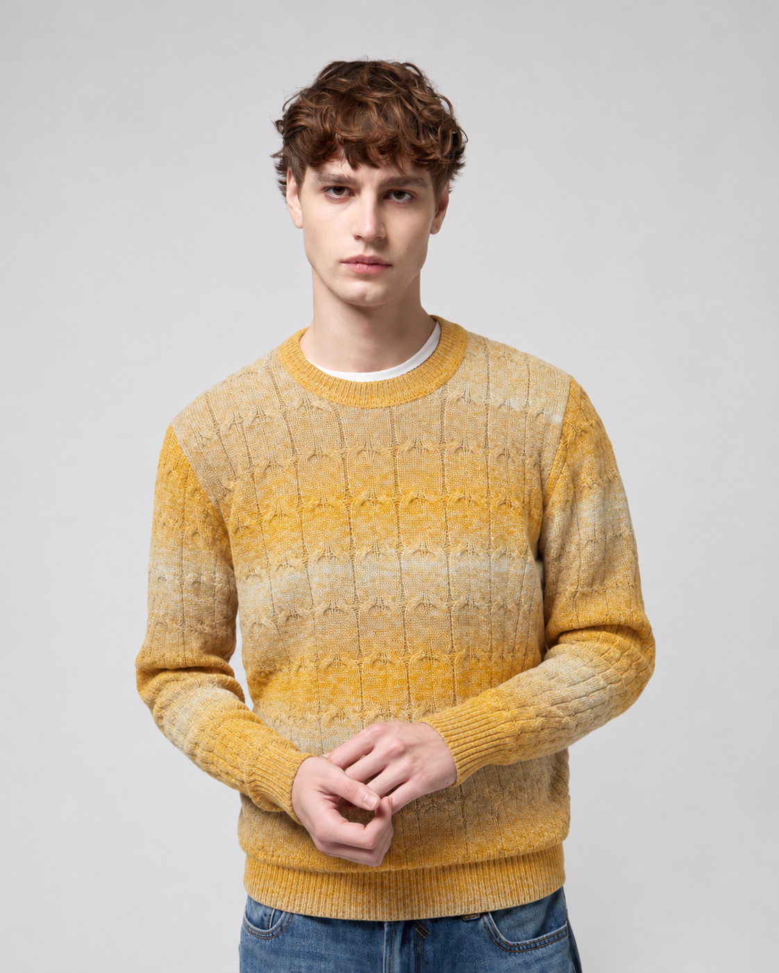 Maglione giallo sfumato a trecce indossato su modello