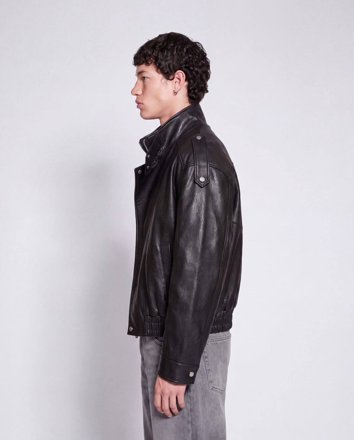Giacca oversize in ecopelle nera - indossata laterale