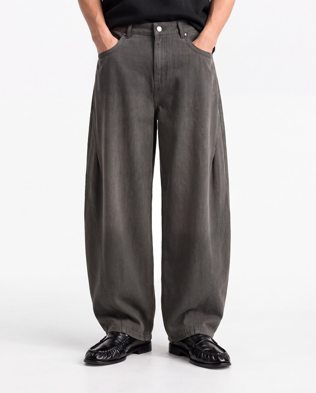 Pantalone balloon grigio indossato fronte