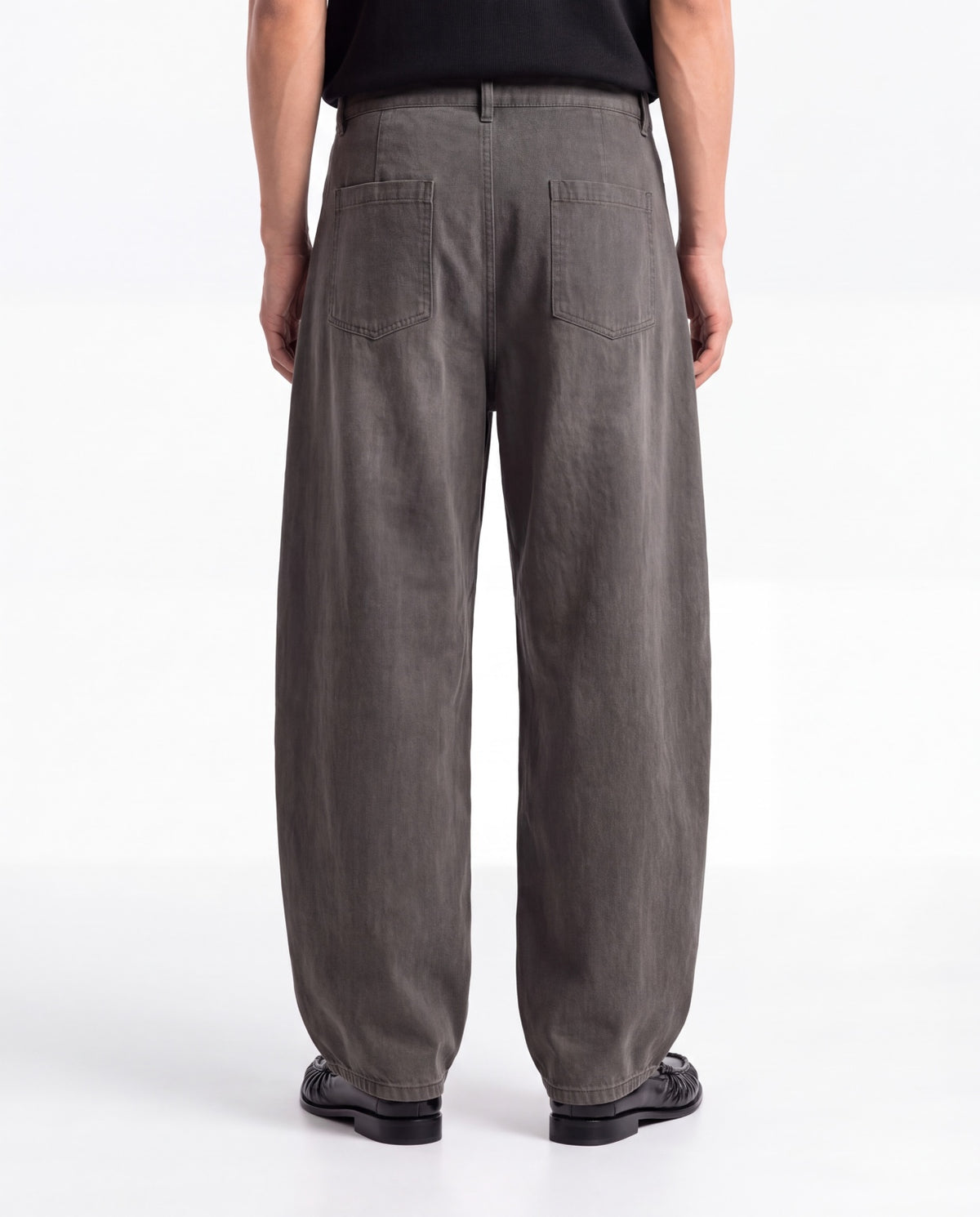 Pantalone balloon grigio indossato retro